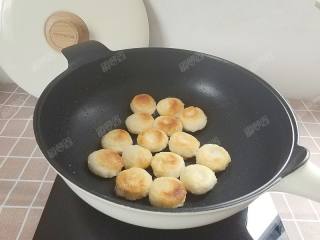9、糖油粑粑,小火煎至一面焦黄起皮时翻面再煎另一面