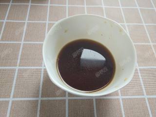 10、糖油粑粑,小碗中放入红糖，加入40g热水，搅拌至红糖融化