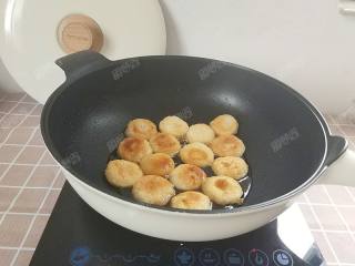 11、糖油粑粑,将红糖水倒入锅中