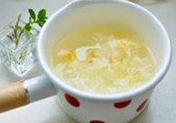 1、枇杷雪梨银耳百合甜汤,将银耳，百合干放入清水中浸泡至少一小时