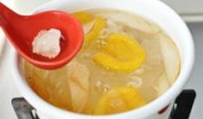 6、枇杷雪梨银耳百合甜汤,最后放入冰糖，保持略微沸腾状至冰糖溶化即可关火盛汤