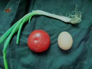 1、无油版 番茄鸡蛋葱花汤,准备食材