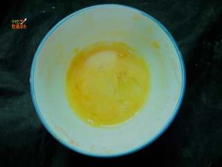 2、无油版 番茄鸡蛋葱花汤,鸡蛋打散备用