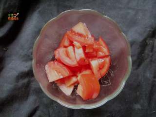 3、无油版 番茄鸡蛋葱花汤,西红柿洗净,用刀切成小块