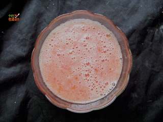 4、无油版 番茄鸡蛋葱花汤,用料理机打成果泥