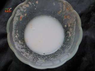 5、无油版 番茄鸡蛋葱花汤,准适量的水淀粉