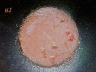 6、无油版 番茄鸡蛋葱花汤,锅内倒入打好的番茄泥和水淀粉