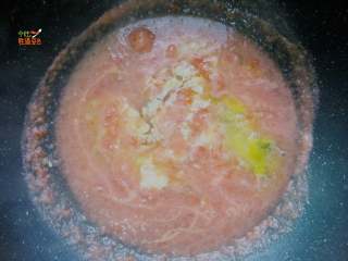 7、无油版 番茄鸡蛋葱花汤,煮好后,鸡蛋液淋入锅中,用勺子快速搅散,形成蛋花