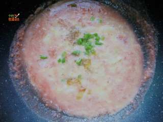 8、无油版 番茄鸡蛋葱花汤,最后撒入葱花、香油、盐即可