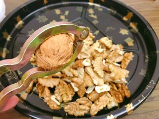 1、宫廷核桃酥,核桃夹开,去壳。