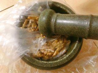 2、宫廷核桃酥,套在袋子上,捶碎,我怕喷出在地上才套袋子的。
