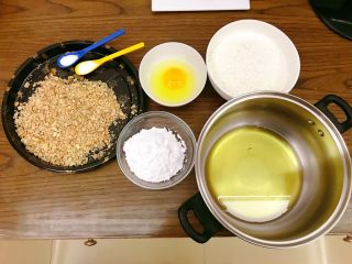 4、宫廷核桃酥,先称好所有食材。盐,泡打粉,核桃仁,蛋液,低粉,糖粉,花生油。