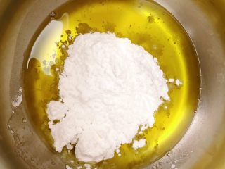 5、宫廷核桃酥,花生油中加入糖粉。