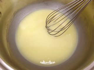 6、宫廷核桃酥,轻轻的拌匀。