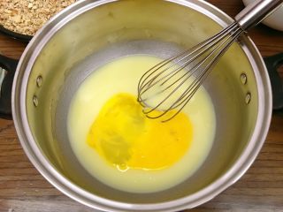 7、宫廷核桃酥,加入打散的鸡蛋液。