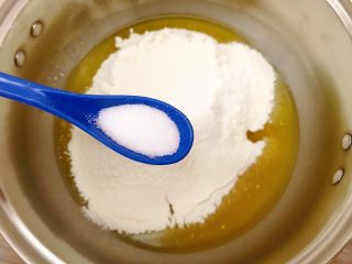 11、宫廷核桃酥,加入盐。