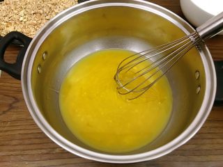 8、宫廷核桃酥,轻轻的拌均匀。