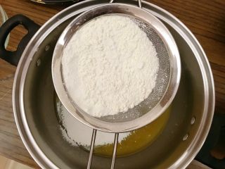 9、宫廷核桃酥,筛入低粉。