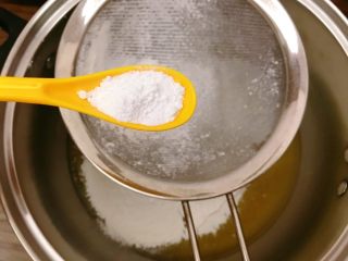 10、宫廷核桃酥,筛入泡打粉。