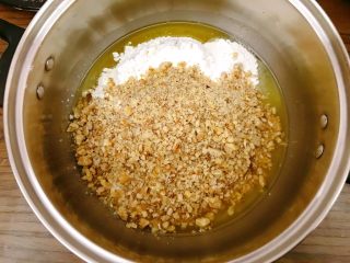 12、宫廷核桃酥,加入核桃仁碎。