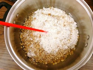 13、宫廷核桃酥,用一筷子轻轻搅拌。