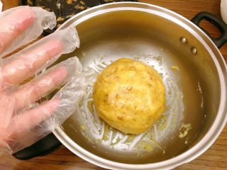 15、宫廷核桃酥,套上一次性手套,团成一团。不要揉面哦,能粘在一起成一团就可以了。