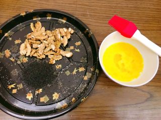 16、宫廷核桃酥,再准备好表面装饰。黑芝麻,核桃仁和蛋液。
