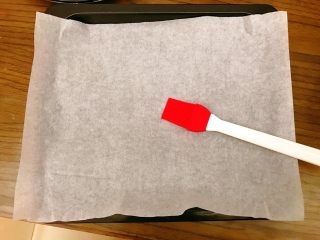 17、宫廷核桃酥,烤盘上垫油纸,准备一把刷子。