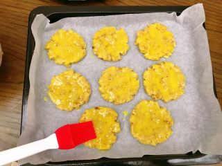 19、宫廷核桃酥,依次做好,再刷上一层蛋液。