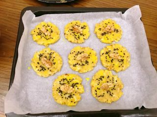 20、宫廷核桃酥,表面装饰上黑芝麻和核桃仁。核桃仁注意要按压下去,烤好才不会掉。