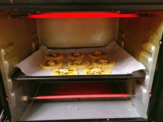 21、宫廷核桃酥,烤箱预热180度,中层,上下火,约12分钟左右,注意观察。根据每个家庭烤箱温度不一样进行调整哦。