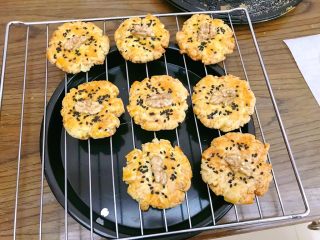 22、宫廷核桃酥,烤好放在烤架上放凉再吃哦。