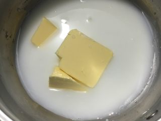 1、圣诞花环泡芙蛋糕#乐享双节#,黄油加水牛奶盐,一起小火煮沸