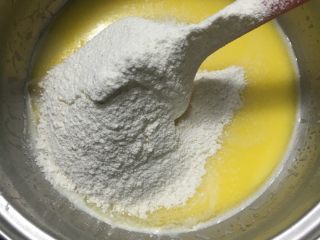 2、圣诞花环泡芙蛋糕#乐享双节#,关火立即加入过筛的低粉