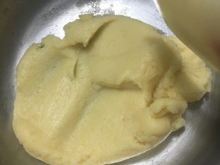 3、圣诞花环泡芙蛋糕#乐享双节#,快速的翻拌均匀不见干粉