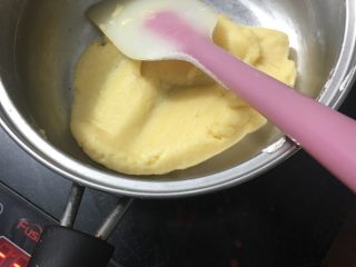 4、圣诞花环泡芙蛋糕#乐享双节#,小火迅速的翻炒