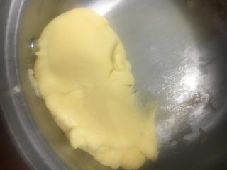 5、圣诞花环泡芙蛋糕#乐享双节#,锅底出现一层薄薄的膜后离火,盛入一个深一点的盆中