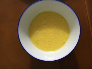 6、圣诞花环泡芙蛋糕#乐享双节#,鸡蛋打散