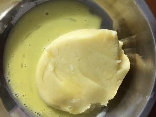 7、圣诞花环泡芙蛋糕#乐享双节#,倒一部分蛋液进面糊里,完全吸收混合均匀