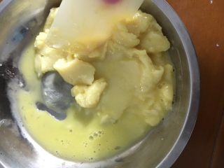 8、圣诞花环泡芙蛋糕#乐享双节#,再倒一部分蛋液进去,再混合吸收