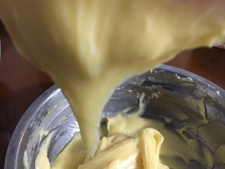 9、圣诞花环泡芙蛋糕#乐享双节#,直到面糊成比较稀的,倒三角的状态