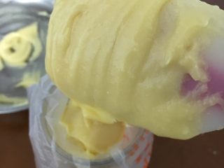 13、圣诞花环泡芙蛋糕#乐享双节#,把拌好的面糊灌进裱花袋中,这比直接拿在手里罐装容易多了,不至于手忙脚乱的