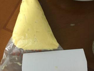 14、圣诞花环泡芙蛋糕#乐享双节#,全部灌进去后,用刮刀把面糊赶在一起