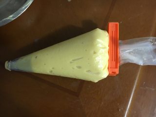 15、圣诞花环泡芙蛋糕#乐享双节#,开口处用密封的夹子夹住