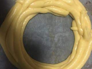 17、圣诞花环泡芙蛋糕#乐享双节#,把面糊挤成一个圆圈,大小差不多是6寸的模具大小