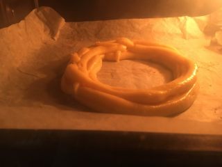 18、圣诞花环泡芙蛋糕#乐享双节#,烤箱170度预热,中层烤30分钟左右,期间不能打开烤箱,否则泡芙会塌掉