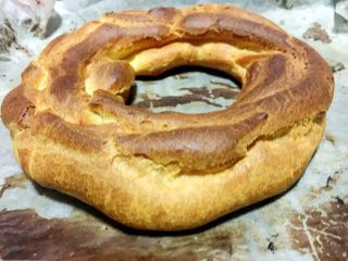 19、圣诞花环泡芙蛋糕#乐享双节#,烤好后取出晾凉,好香啊,真想一口啃了,哈哈