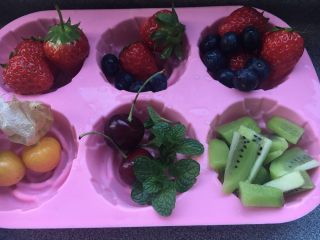 23、圣诞花环泡芙蛋糕#乐享双节#,水果都洗干净沥干水分,切块