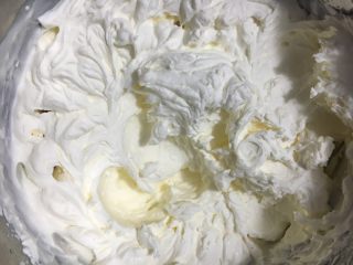 24、圣诞花环泡芙蛋糕#乐享双节#,奶油加糖打发的稍硬一些