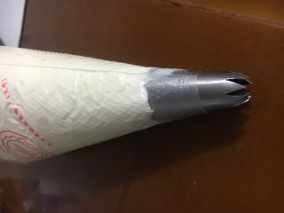 25、圣诞花环泡芙蛋糕#乐享双节#,装入放了裱花嘴的裱花袋中